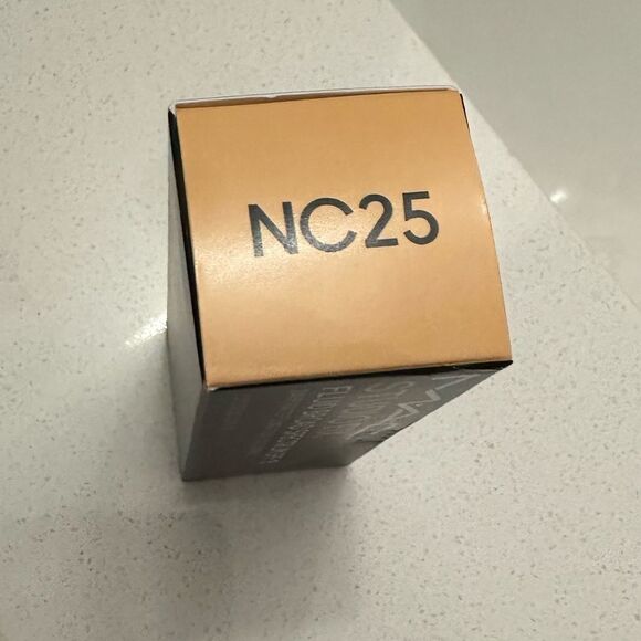 MAC Studio Fix Fluid SPF15 24HR Matte Foundation + Oil Control - Picture 10 of 11